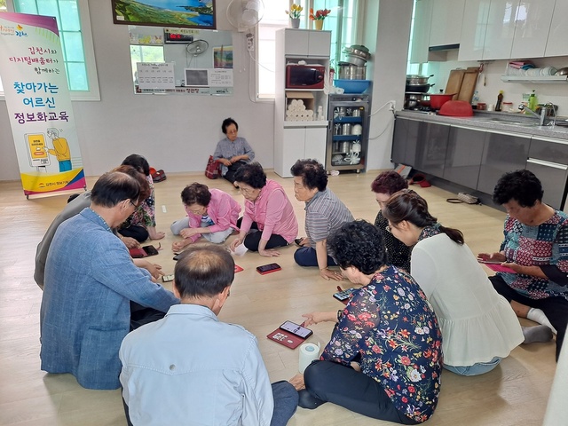 ▲ 김천시(시장 김충섭)에서는 정보화 소외지역의 정보격차 해소와 김천시민의 디지털 역량 강화를 위해 ‘2023년 찾아가는 어르신 정보화 교육’을 5월 30일부터 시작했다.ⓒ김천시