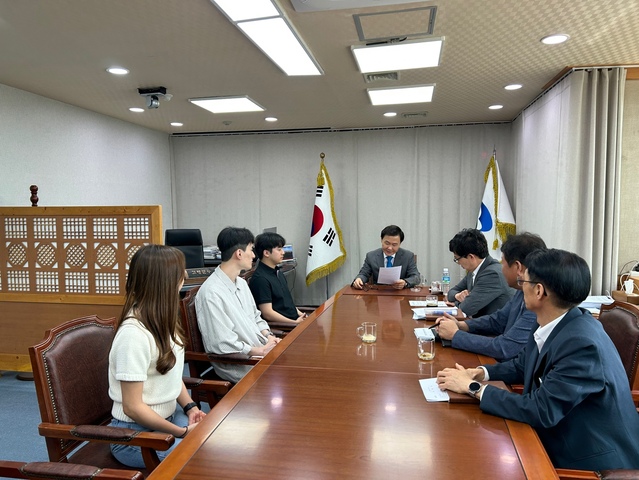 ▲ 고령군(군수 이남철)은 6월 1일 군수실에서 청년 일자리 공공인턴사업 오리엔테이션을 개최하고 본격적인 인턴 운영을 시작한다.ⓒ고령군