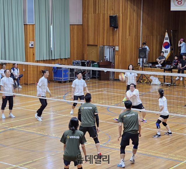 ▲ 남청주신협이사장기배구경기 장면.ⓒ김정원 기자