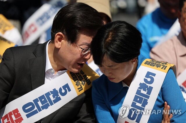 ▲ 이재명 더불어민주당 대표와 서은숙 최고위원이 지난 3일 오후 부산 부산진구 서면에서 열린 후쿠시마 오염수 방류 반대 영남권 규탄대회에 참석해 대화를 나누고 있다.ⓒ연합뉴스