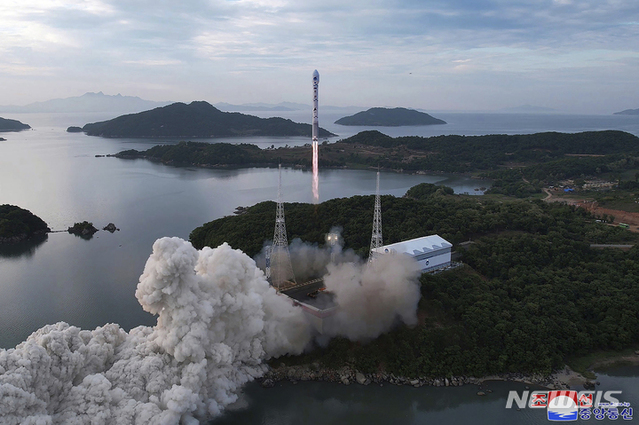 북한 정부가 제공한 이 사진은 5월31일 서해위성발사장에서 만리경-1호 위성을 실은 새로 개발된 천리마-1호 로켓이 발사되는 모습을 보여준다. ⓒ조선중앙통신·AP/뉴시스