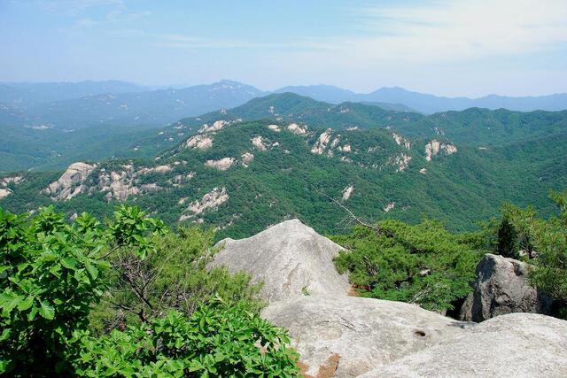 ▲ 고스락 인근 전망 바위에서 바라본 사자봉과 갈모봉.ⓒ진경수 山 애호가