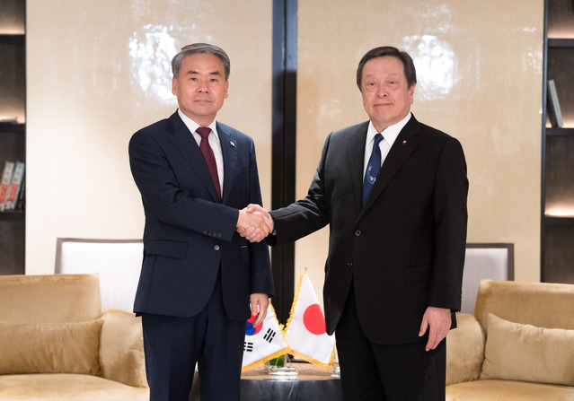 ▲ 제20차 아시아안보회의(샹그릴라 대화)에 참석 중인 이종섭 국방부 장관이 4일(현지시간) 싱가포르 샹그릴라 호텔에서 하마다 야스카즈 일본 방위상과 양자회담에 앞서 악수하고 있다. ⓒ국방부