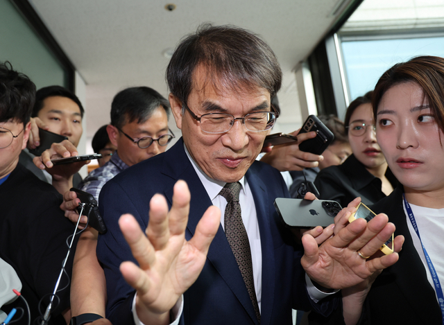 ▲ 노태악 중앙선거관리위원회 위원장이 지난 2일 오전 경기도 과천시 중앙선거관리위원회에서 열린 선관위원회의를 마친 후 회의실을 나서고 있다. ⓒ연합뉴스