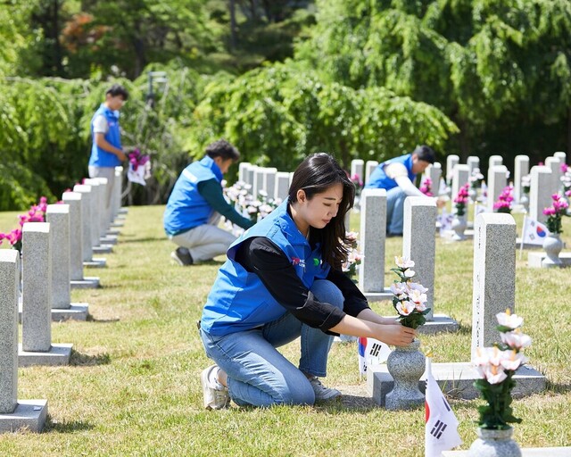 ▲ 국립서울현충원에서 봉사활동을 하고 있는 HD현대오일뱅크 직원. ⓒHD현대오일뱅크 제공