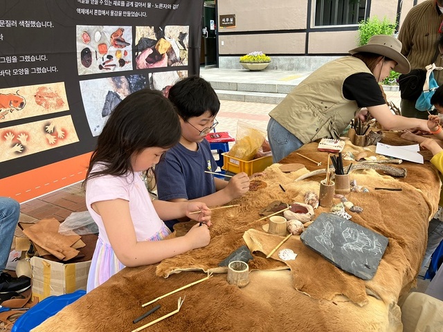 ▲ 아이들이 공주 석장리박물관에서 체험을 하고 있다.ⓒ공주시