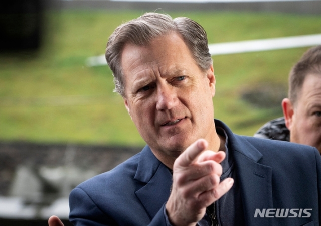 ▲ 마이크 터너 미 하원 정보위원장이 4일(현지 시간) 북한의 핵개발 진전에 대응하는 핵억지 개념을 넘어 미사일 방어망 강화를 강조했다. 사진은 지난 4월 우크라이나 수도 키이우를 방문한 터너 위원장. ⓒAP/뉴시스