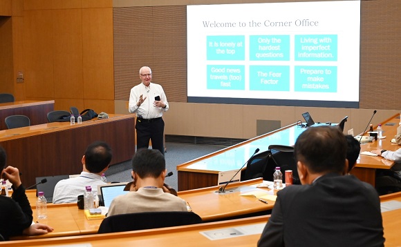 ▲ 삼성이 5일 경기도 용인 삼성인력개발원에서 삼성전자 및 관계사 임원을 대상으로 리차드 스미스 핑커턴 재단 CEO(前 美 Newsweek 회장) 초청 리더십 특강을 실시했다.ⓒ삼성전자