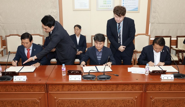 ▲ 충북도와 충주시가 현대모비스㈜와 투자협약을 체결했다. 사진 우측으로부터 김영환 충북도지사, 오흥섭 현대모비스 전무, 조길형 충주시장.ⓒ충북도