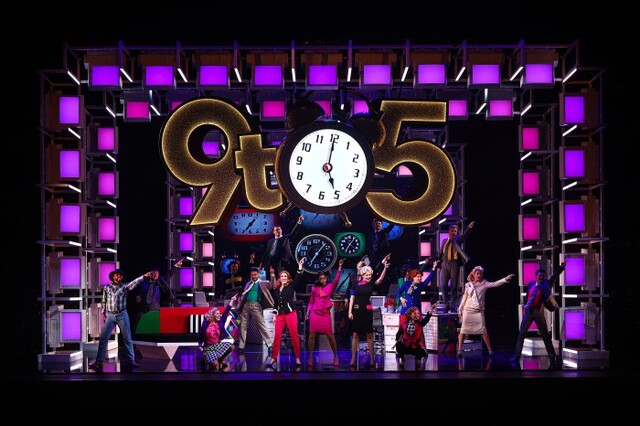 ▲ '제17회 DIMF' 개막작 '나인 투 파이브' 공연 장면.ⓒ딤프 사무국