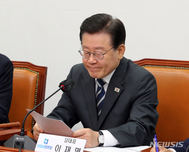 ▲ 이재명 더불어민주당 대표가 5일 오전 서울 여의도 국회에서 열린 최고위원회의에서 혁신기구 위원장에 이래경 다른백년 명예이사장을 선임하는 발표를 하고 있다. ⓒ뉴시스