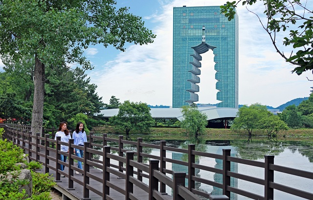 ▲ 경주타워의 실루엣이 반영된 아평지와 둘레길 모습.ⓒ경주엑스포