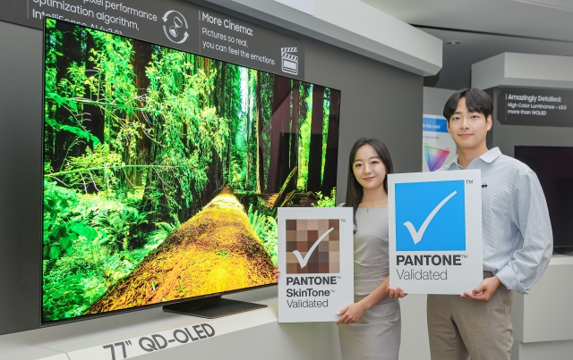 삼성디스플레이 직원들이 TV용 QD-OLED 앞에서 '팬톤 컬러 인증' 및 '팬톤 스킨톤 인증' 로고를 들고 기념 촬영을 하고 있다. ⓒ삼성디스플레이