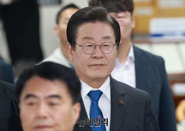 ▲ 공직선거법 위반 혐의로 기소된 이재명 더불어민주당 대표가 지난 4월 14일 오전 서울 서초구 중앙지법으로 네번째 공판에 출석하고 있다. 지난 재판에 이어 유동규 전 성남도시개발공사 기획본부장이 증인으로 출석해 이 대표와 대면 할 예정이다. ⓒ정상윤 기자