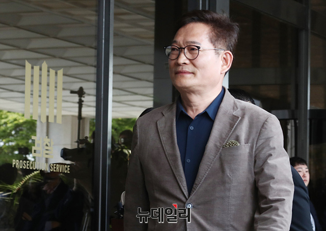 ▲ 더불어민주당 '2021년 전당대회 돈봉투 의혹'의 핵심 피의자로 지목된 송영길 전 민주당 대표가 2일 오전 서울중앙지검으로 자진출석하고 있다. ⓒ서성진 기자