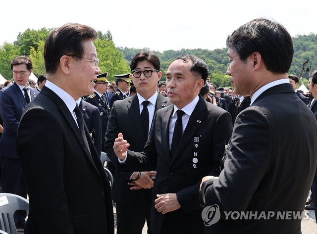 ▲ 이재명 더불어민주당 대표(왼쪽)가 6일 서울 동작구 국립서울현충원에서 열린 제68회 현충일 추념식장에서 추념식이 끝난 뒤 최원일 전 천안함장(가운데)으로부터 항의를 받고 있다. ⓒ연합뉴스