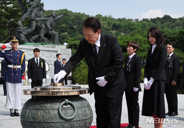 ▲ 윤석열 대통령이 6일 서울 동작구 국립서울현충원에서 열린 제68회 현충일 추념식에서 현충탑에 분향하고 있다. ⓒ뉴시스