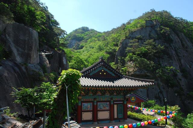 ▲ 곧추선 암벽 사이에 자리 잡은 상환암.ⓒ진경수 山 애호가