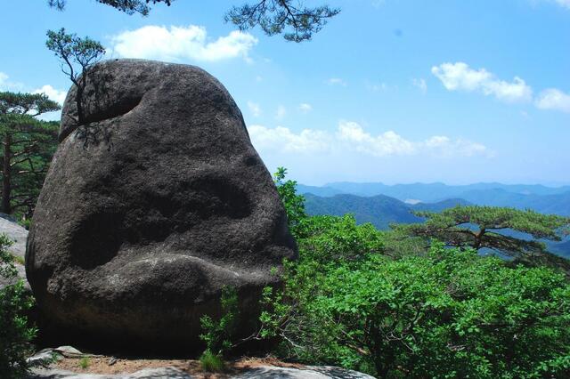 ▲ 소나무를 키우는 바위가 있는 배석대.ⓒ진경수 山 애호가