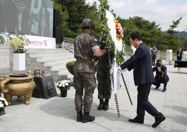 ▲ 김태흠 충남도지사가 6일 제68회 현출일을 맞아 충남보훈공원에서 헌화하고 있다.ⓒ충남도