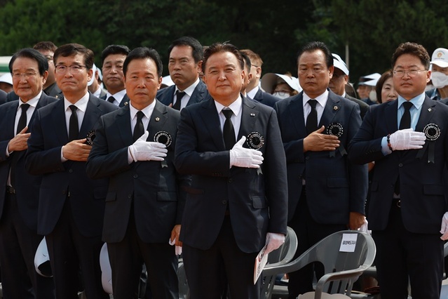 ▲ 김영환 충북도지사와 황영호 충북도의장, 윤건영 충북교육감, 이범석 청주시장, 변재일 국회의원 등이 6일 현충일을 맞아 청주 충혼탑에서 국민의례를 하고 있다.ⓒ충북도