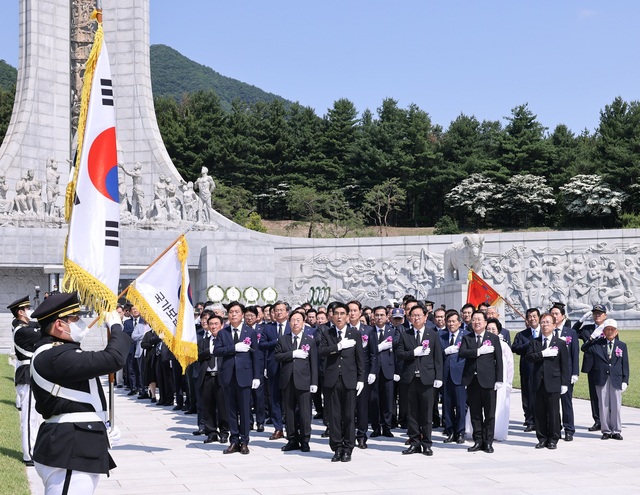 ▲ 이장우 대전시장과 설동호 대전시교육감 등은 6일 현충일을 맞아 현충원에서 국민의례를 하고 있다.ⓒ대전시