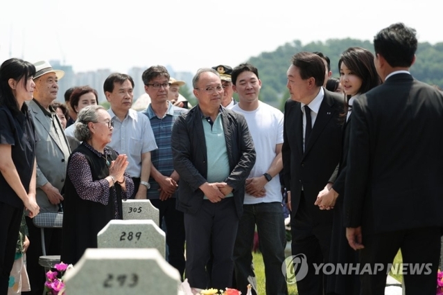 ▲ 윤석열 대통령과 김건희 여사가 6일 서울 동작구 국립서울현충원에서 열린 제68회 현충일 추념식에 참석한 뒤 베트남전 전사자 묘역을 방문, 참배객들과 대화하고 있다. ⓒ연합뉴스