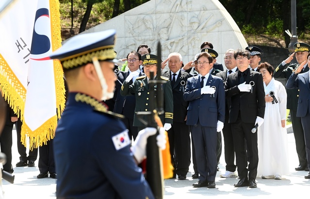 ▲ 경북도는 6일 국립영천호국원에서 ‘위대한 헌신, 영원히 가슴에’라는 주제로 순국선열과 호국영령의 숭고한 희생정신을 추모하기 위한 ‘제68회 현충일 추념식’을 거행했다.ⓒ경북도