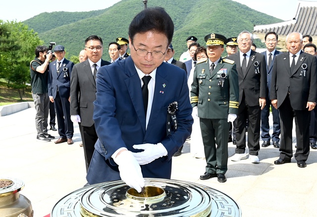 ▲ 이철우 지사가 6일 국립영천호국원에서  순국선열과 호국영령의 숭고한 희생정신을 추모하기 위한‘제68회 현충일 추념식’에서 분향하고 있다.ⓒ경북도