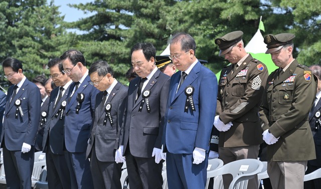 ▲ 6일 오전 9시 54분 앞산 충혼탑에서 열린 ‘제68회 현충일 추념식’에는 홍준표 대구시장, 이만규 대구시의회 의장, 국가유공자와 유족 등 2000여 명이 참석한 가운데 엄숙하고 경건하게 거행됐다.ⓒ대구시