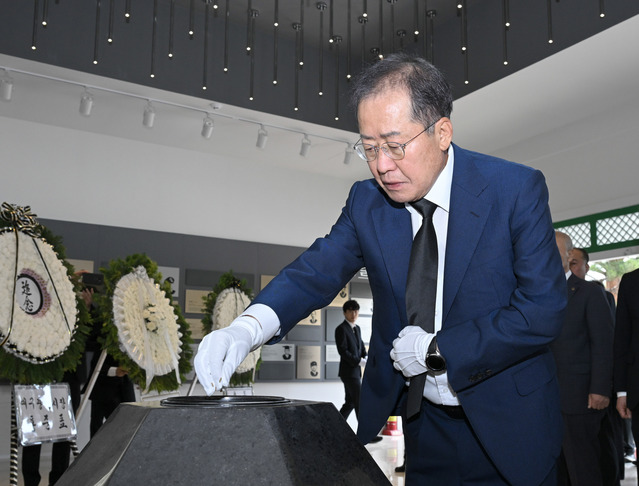 ▲ 현충일인 6일 오전 9시 홍준표 대구시장이 국립신암선열공원 참배를 했다.ⓒ대구시