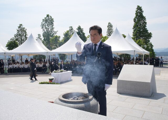 ▲ 최기문 영천시장이 6일 제68회 현충일을 맞아 마현산 충혼탑에서 열린 현충일 기념식에서 분향하고 있다.ⓒ영천시