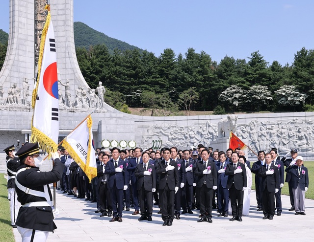 ▲ 대전시는 6일 오전 국립대전현충원 현충광장에서 제68회 현충일 추념식을 거행하고 호국 영령이 희생과 공헌을 기렸다. ‘위대한 헌신, 영원히 가슴에’라는 슬로건 아래 개최한 추념식은 국가유공자, 보훈 가족, 주요 기관장, 학생, 일반 시민 등 3000여 명이 참석했다.ⓒ대전시