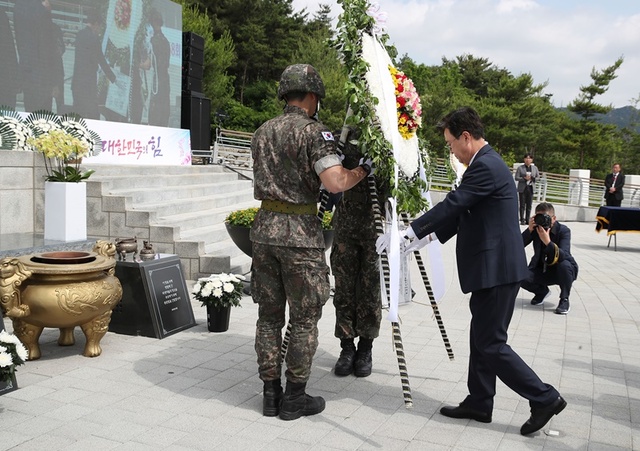 ▲ 충남도는 6일 제68회 현충일을 맞아 충남보훈공원에서 국가를 위해 희생한 순국선열과 호국영령의 숭고한 정신을 기리는 추념식을 엄수했다. 김태흠 지사와 조길연 도의장, 김일수 도교육청 부교육감, 도의원, 보훈단체, 보훈 가족 등 500명이 참석한 가운데 연 추념식은 묵념, 헌화·분향, 추념사·추도사, 헌시 낭독, 현충의 노래 제창 등의 순으로 진행했다.ⓒ충남도