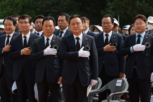 ▲ 제68회 현충일 추념식이 6일 충북 청주시 사직동 충혼탑 광장에서 순국선열과 호국영령의 숭고한 정신을 기렸다. 충북도가 주최한 추념식에는 김영환 충북도지사와 황영호 도의회 의장, 윤건영 충북교육감, 이범석 청주시장을 비롯한 도내 주요 기관장과 전몰군경유족회를 비롯한 각급 보훈단체 회원 등 500여명이 참석했다.ⓒ충북도