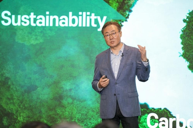 ▲ SK이노베이션은 지난해 한 해 3조383억원의 사회적 가치를 창출했다고 7일 밝혔다. 사진은 지난해 6월 미국 캘리포니아주 새너제이에서 열린 'SK이노베이션 글로벌 포럼'에서 김준 SK이노베이션 부회장이 기조연설을 하는 모습. ⓒSK이노베이션 제공