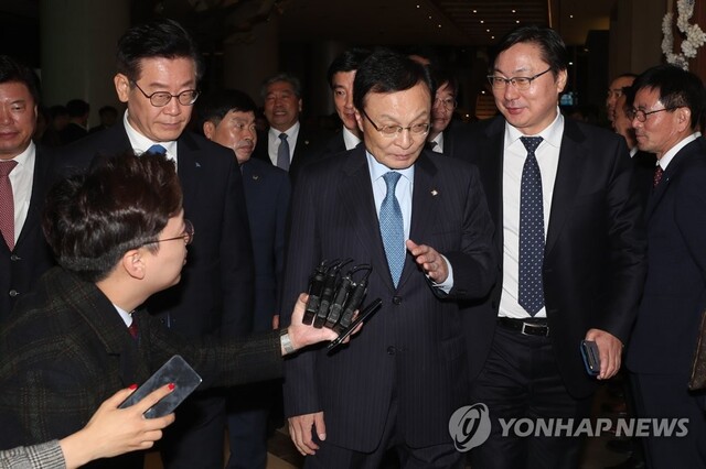 ▲ 2018년 11월15일 당시 이해찬 더불어민주당 대표(가운데)가 경기도 고양시 엠블호텔에서 리종혁 북한 최고인민회의 대의원과 만찬을 하기 위해 이동하던 중 취재진의 질문을 거부하고 있다. 왼쪽은 이재명 경기도지사. 오른쪽은 이화영 전 경기도 평화부지사. ⓒ연합뉴스