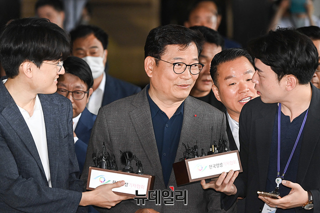 ▲ 송영길 전 민주당 대표가 7일 오전 서울중앙지검에 자진 출석했다가 가로막혀 발길을 돌린 후 기자회견을 진행하고 있다. ⓒ서성진 기자