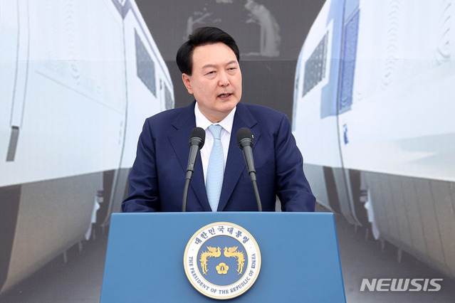 ▲ 윤석열 대통령이 7일 충북 청주 문화제조창 중앙광장에서 열린 평택~오송 고속철도 2복선화 사업 착공 기념식에서 기념사하고 있다.ⓒ뉴시스