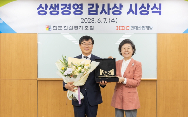 ▲ 김회언 HDC현대산업개발 대표이사(좌측)와 이은재 전문건설공제조합 이사장이 기념촬영을 하고 있다. ⓒHDC현대산업개발