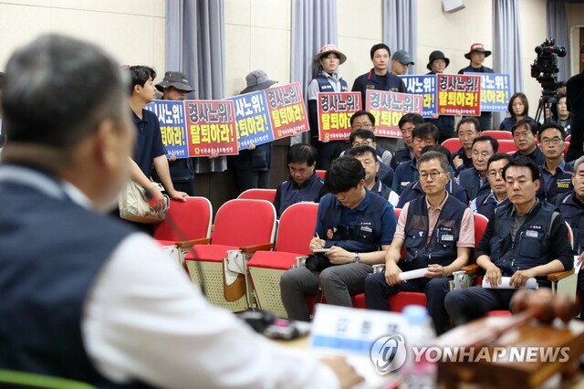 ▲ 7일 한국노총 전남 광양지역지부 회의실에서 한국노총 김동명 위원장과 참석 위원들이 한국경제사회노동위원회(경사노위) 불참ㆍ탈퇴 여부를 논의하는 긴급 중앙집행위원회를 열고 있다. ⓒ연합뉴스