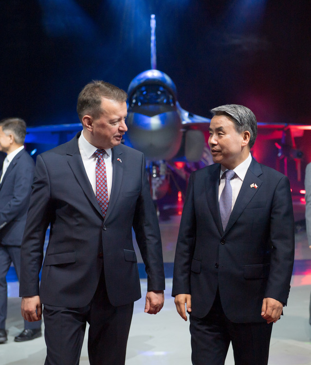 ▲ 7일 한국항공우주산업(KAI) 사천 격납고에서 개최된 FA-50GF 전투기 최초 출고식 행사에 참석한 이종섭 국방부장관과 마리우슈 부아쉬착(Mariusz Blaszczak) 폴란드 부총리 겸 국방장관. ⓒ국방부