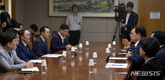 ▲ 이만희 국회 행정안전위원회 국민의힘 간사가 7일 오전 경기 과천 중앙선거관리위원회를 여당 의원들과 함께 항의 방문해 '특혜 채용' 의혹 관련 감사원 감사를 받을 것을 촉구하고 있다.(공동취재사진) ⓒ뉴시스