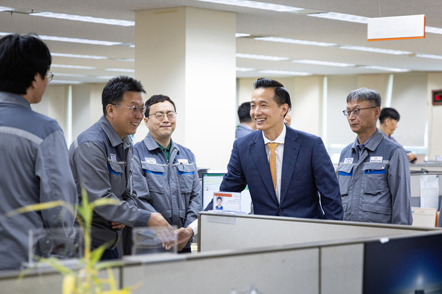 ▲ 김동관 한화그룹 부회장이 한화오션 거제사업장에 방문해 직원들과 인사를 나누고 있다. ⓒ한화오션