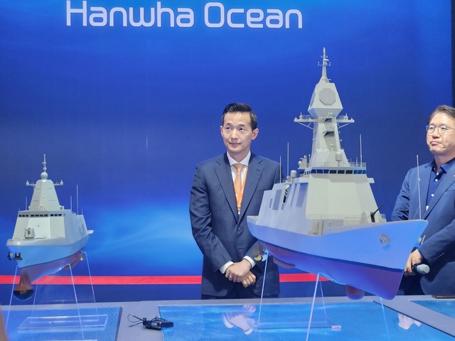 ▲ 김동관(가운데) 한화그룹 부회장이 7일 열린 'MADEX 2023' 한화오션 전시관을 찾았다. ⓒ도다솔 기자