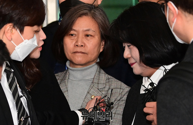 ▲ 정의기억연대(정의연) 후원금 유용 혐의로 기소된 윤미향 무소속 의원이 10일 오후 서울 마포구 서부지방법원에서 열린 1심 선고공판 직후 법원을 나서며 입장을 밝히고 있다. 법원은 윤 의원에게 벌금 1,500만원 판결을 내렸다. ⓒ정상윤 기자