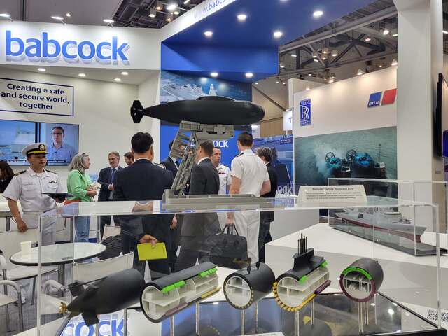 ▲ 잠수함용 자율무인잠수정(AUV) 취급체계인 'Remora'를 홍보 중인 'babcock(밥콕)' 부스에 외국인들이 설명을 득고 있다. ⓒ이바름 기자