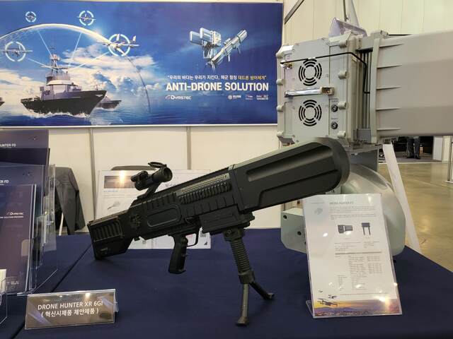 ▲ 'DYMSTEC'사의 드론헌터FD와 일체형 안티드론건. ⓒ이바름 기자
