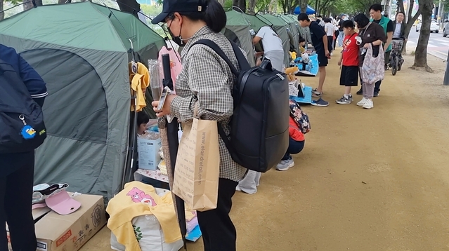 ▲ 지난달 27일 대구 수성구(구청장 김대권) 수성못 남측 산책로에서 개장된 첫 ‘2023년 수성 벼룩시장’이 성황리에 끝났다.ⓒ수성구