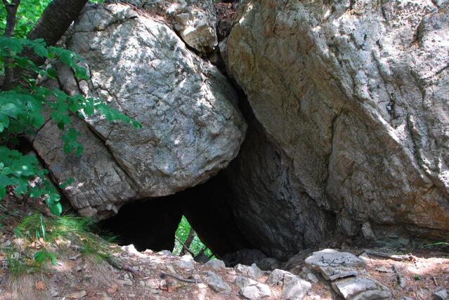 ▲ 보련산 제1, 2봉 사이에 있는 자연동굴.ⓒ진경수 山 애호가